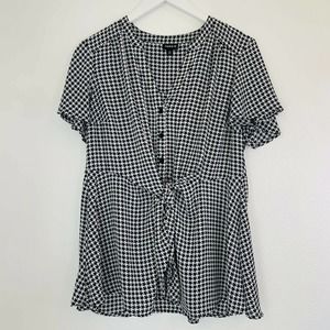 Torrid womens short sleeve black and white tie & button front blouse size 00,M/L